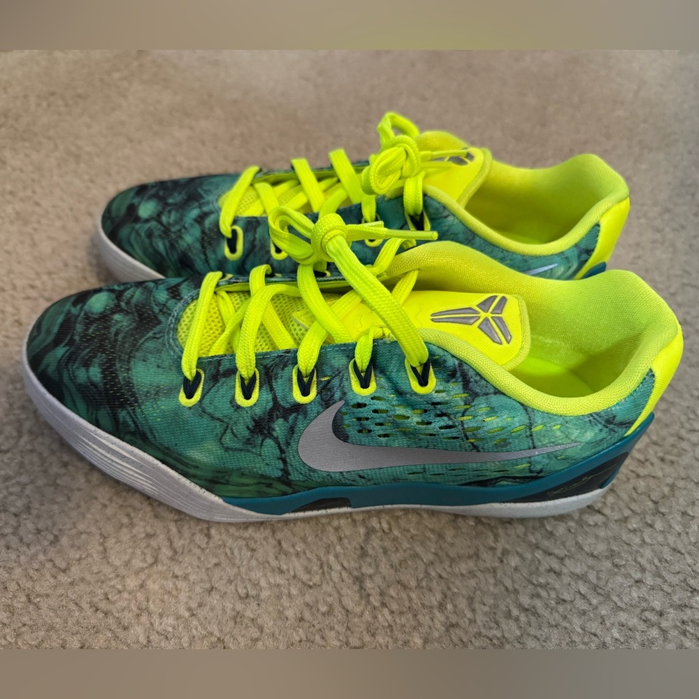 Nike Kobe Easter’s size 6.5Y
